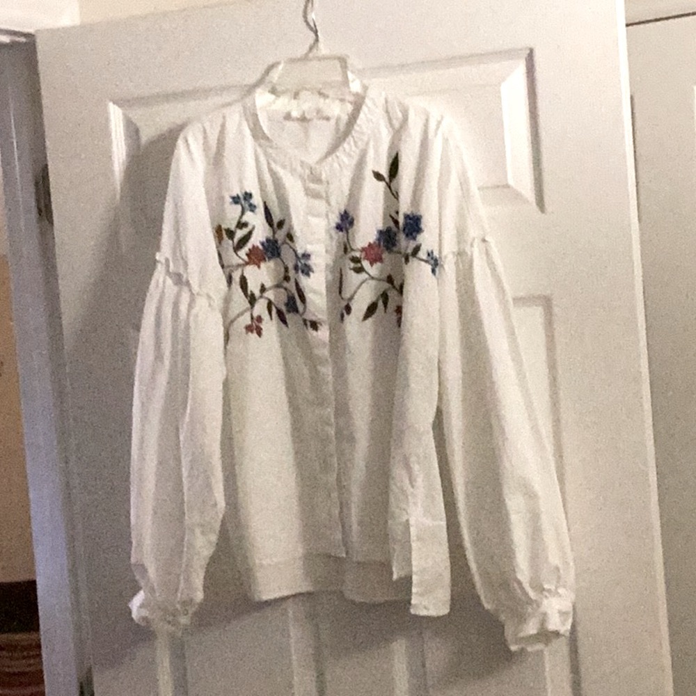 *lLike new Two by Vince Camino white puff sleeve blouse